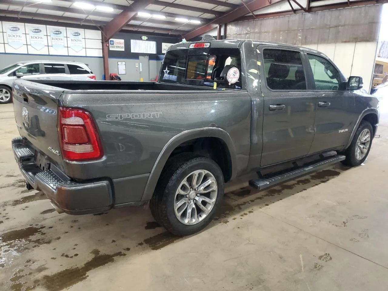 RAM 1500 Laramie 5.7 – aukcja Copart/IAAI USA, import do Warszawy